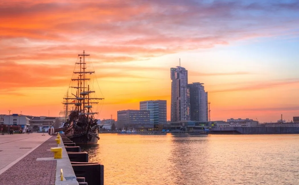 Pamięć żeglarzy na bulwarze Nadmorskim przy pomniku wiecznej wachty