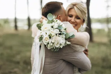 Jak stworzyć spójną oprawę wesela dzięki papeterii i dodatkom ślubnym?