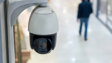 Monitoring z galerii w Gdyni. Policja szuka mężczyzny w sprawie rozboju