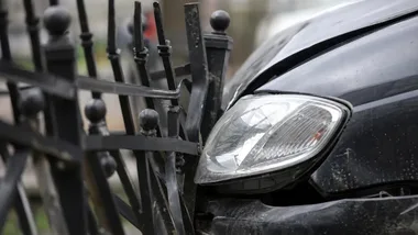 Ponad 2 promile i brak uprawnień. Po kraksie pasażer miał przyjąć odpowiedzialność