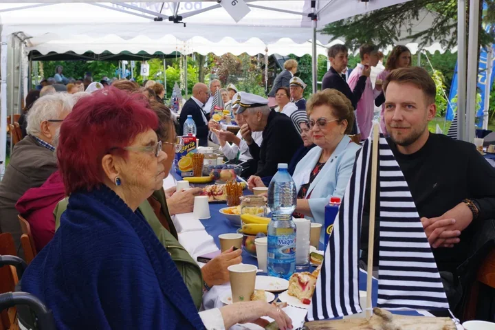 Osiem portów w ogrodzie DPS. Mieszkańcy stworzyli festyn po swojemu