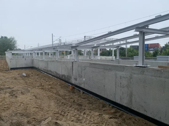 Koniec skrótu przez tory w Grabówku. Nowe dojście do SKM jest na finiszu