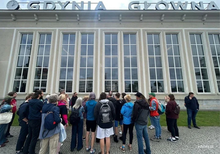 Deszcz nie zatrzymał spaceru po modernistycznej Gdyni podczas Open’era