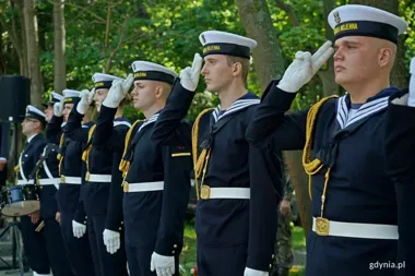 Honorowa asysta Marynarki Wojennej podczas uroczystości w Redłowie
