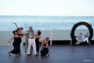 Batory na plaży w Orłowie. Letni teatr otwiera jubileuszowy rejs