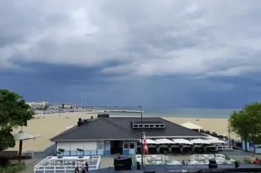 W Gdyni ruszyły wszystkie kąpieliska. Białe flagi nad plażami