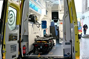 Dwie nowe karetki dla Gdyni. Elektryczne nosze i sprzęt za 1,9 mln zł