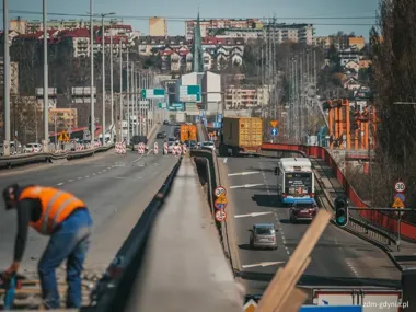 Na Estakadzie Kwiatkowskiego prace idą pełną parą, a ruch układa się na nowo
