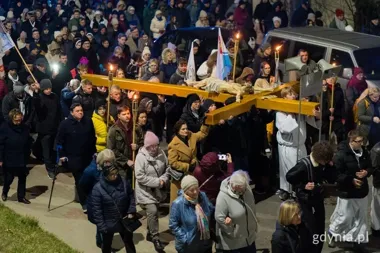 W Gdyni procesja wyszła na ulice i zamieniła centrum w drogę skupienia