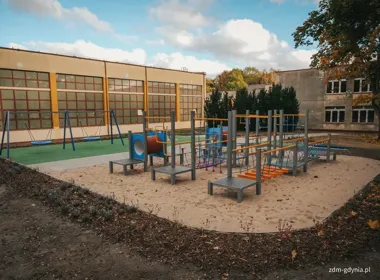 Nowy plac zabaw na Babich Dołach. Są karuzela, tor i trampolina dla wózków