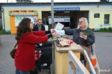 Dzień Bez Samochodu w Gdyni. Pasażerowie dostali kawę, kwiaty i ciasteczka