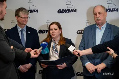 Gdynia łączy przewoźników, ale najpierw zabezpieczyła ludzi z załogi