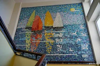 Żaglówki na ścianie przychodni. Gdynia świętuje jubileusz w nietypowy sposób