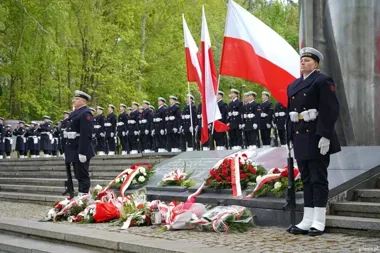 W Redłowie stanęli przy pomniku. Gdynia uczciła koniec wojny