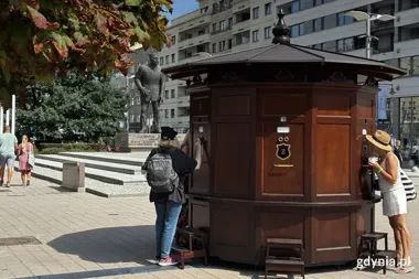 Gdynia sprzed wieku w pięciu wizjerach. Archiwalne kadry na placu