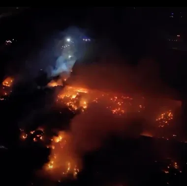 Pożar przy Północnej. Dogaszanie trwa, śledczy czekają