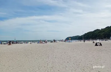 Białe flagi na czterech plażach w Gdyni. Można się kąpać