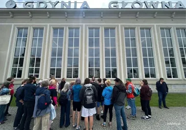 Deszcz nie zatrzymał spaceru po modernistycznej Gdyni podczas Open’era