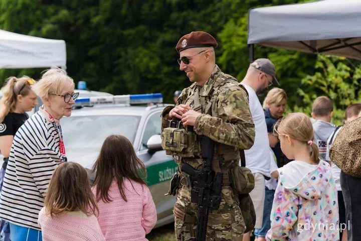 Mundurowi na Witominie. Sąsiedzkie świętowanie z pomiarem ciśnienia w tle