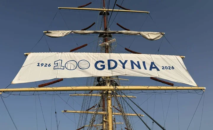 Żagiel stulecia na maszcie Daru Młodzieży – pamiątka i ambasador gdyńskiej historii na morzu